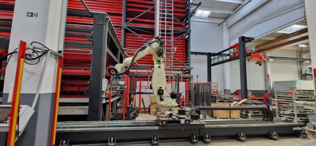 Robotska strežba strojev v proizvodni liniji
